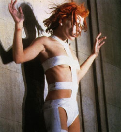 Leeloo au bord d'un building